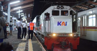 KLB pengiriman KRL seri 205 rangkaian SLO32 di Stasiun Depok