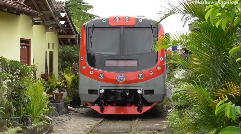 KRL KfW di jalur masuk Balai Yasa