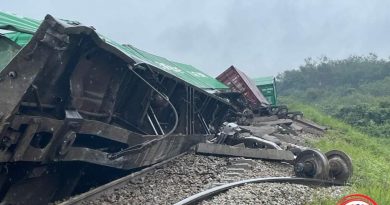 Gerbong datar berisi petikemas yang terguling akibat ledakan bom di selatan Thailand | Facebook/Border Railway Locomotive Thailand Malaysia Singapore