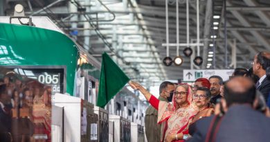 Perdana Menteri Bangladesh Syeikh Hasina saat melepas keberangkatan perdana kereta metro Dhaka | CNN Travel