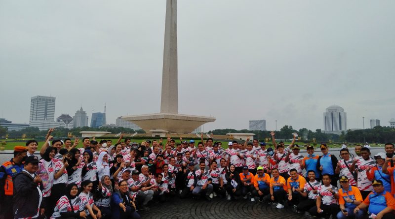 Foto bersama antara peserta jalan santai dengan Menteri Perhubungan Budi Karya Sumadi dengan latar tugu Monas. | Foto: RED/Enrico Perdana Putra