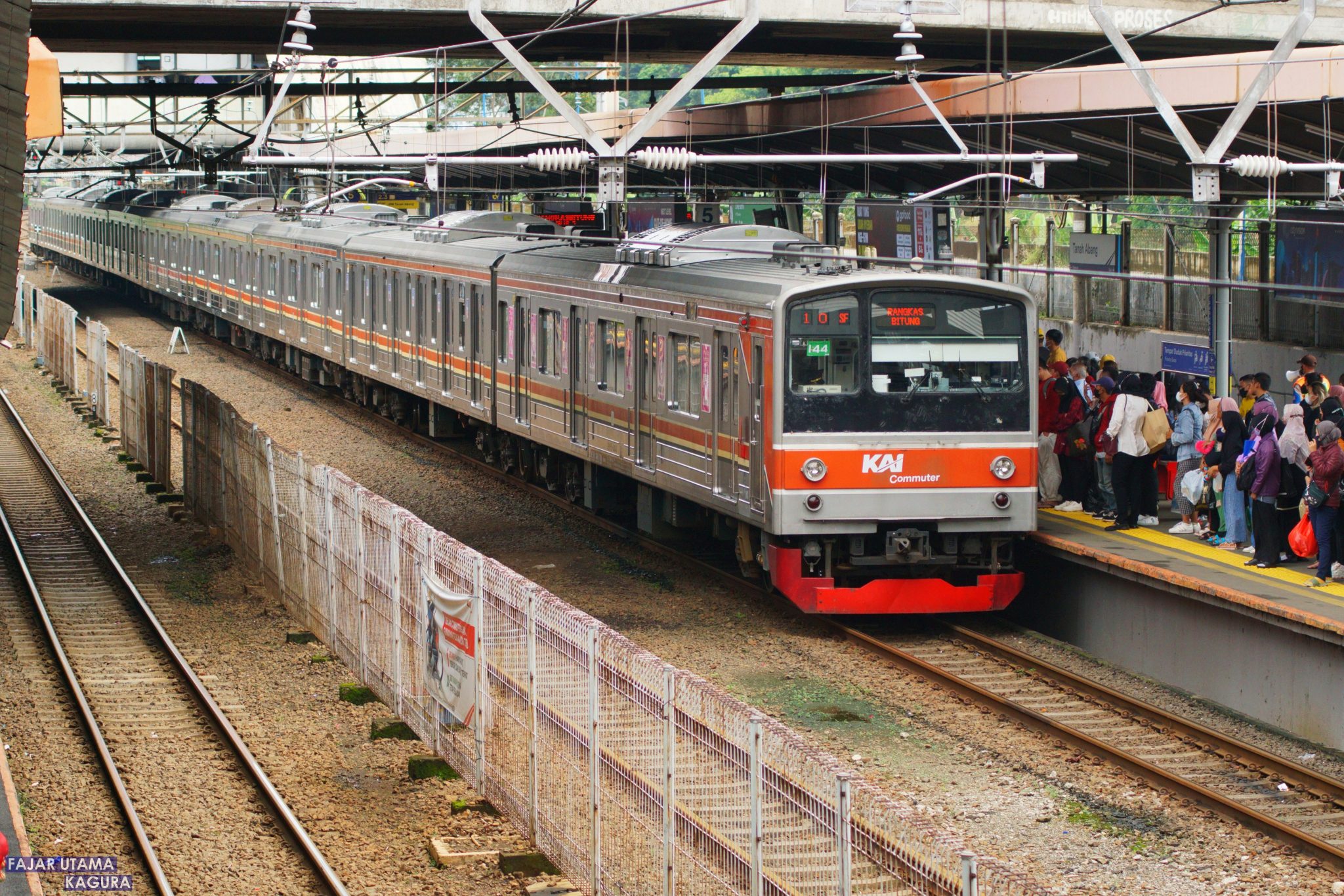 KRL Tanah Abang ke Rangkasbitung di stasiun kereta api