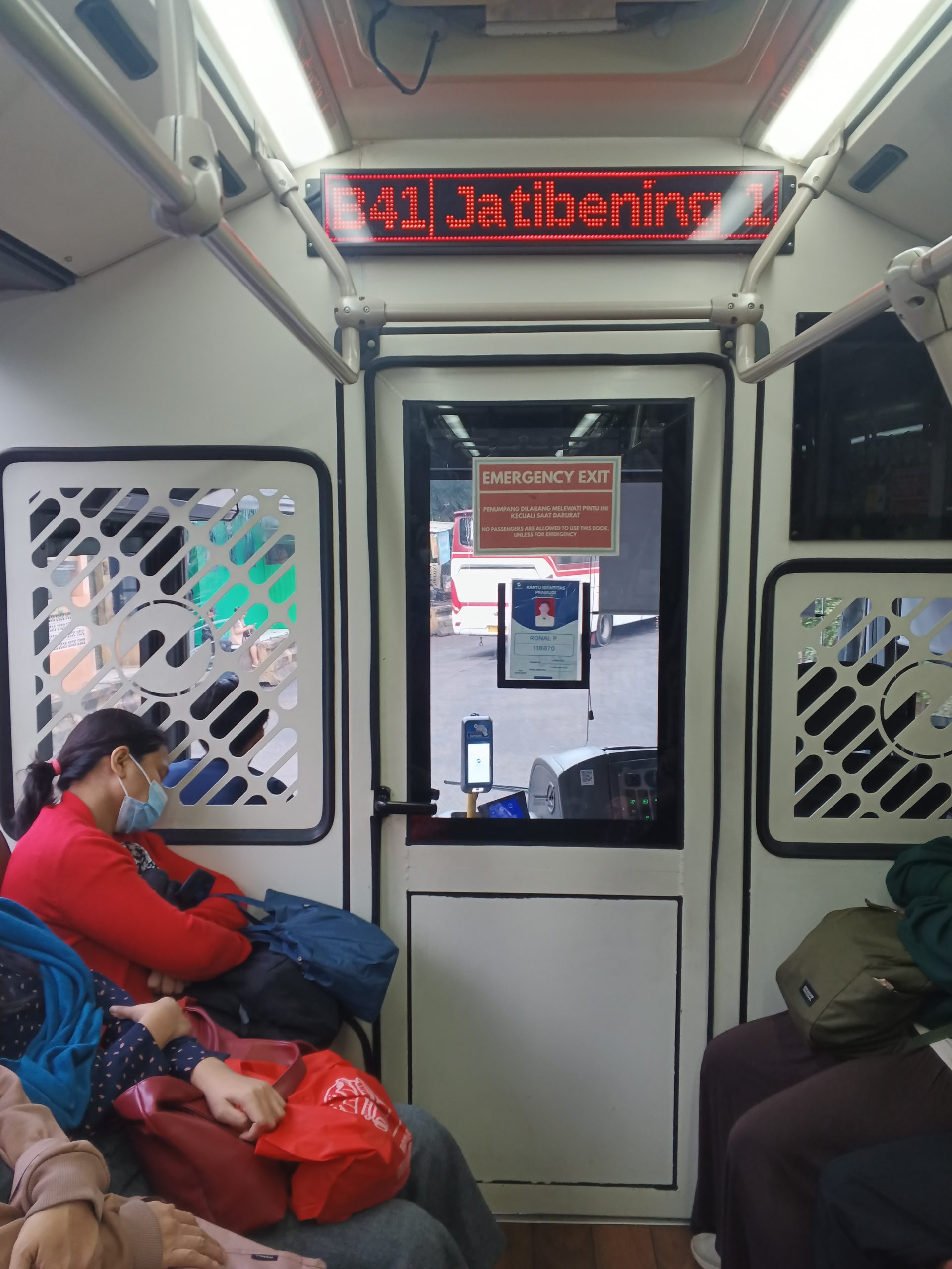 B41 di Bus Stop TransJakarta Jatibening 1 | Foto: RED/ Adrian Falah Diratama