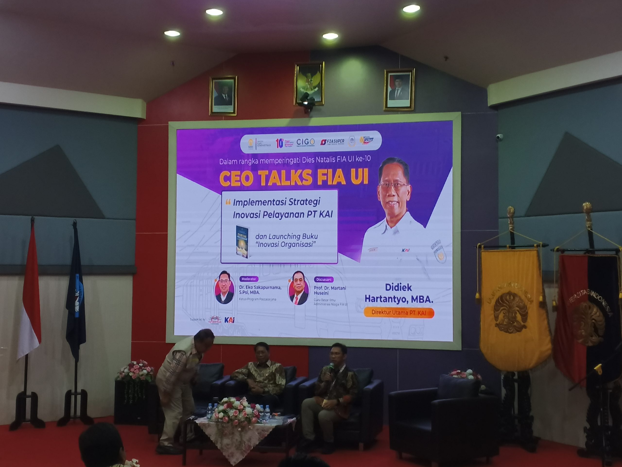 Paparan salindia yang menampilkan spanduk acara | Foto: RED/ Adrian Falah Diratama