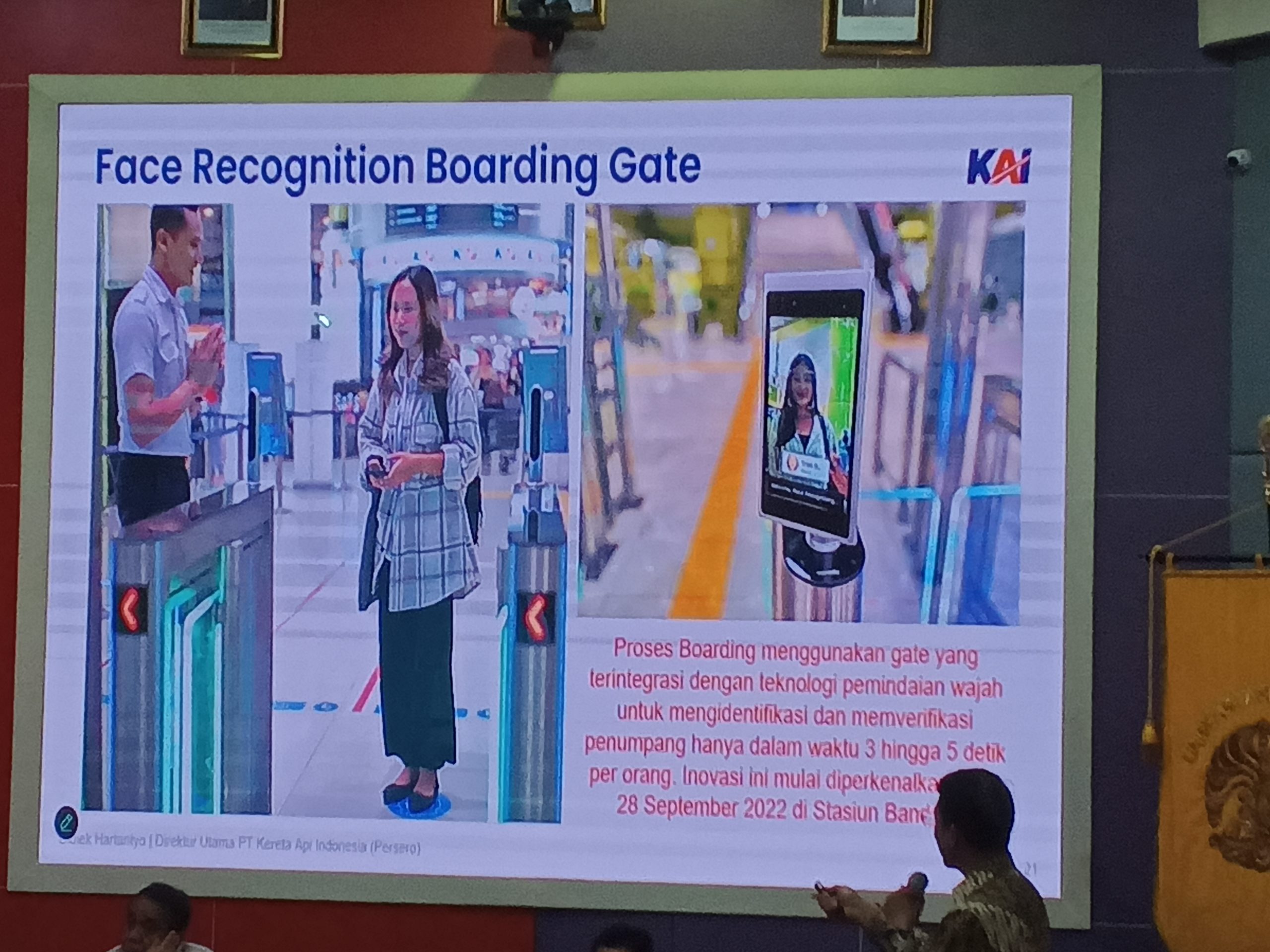 Transformasi digital KAI lainnya yakni dengan menghadirkan Face Recognition Boarding Gate | Foto: RED/ Adrian Falah Diratama