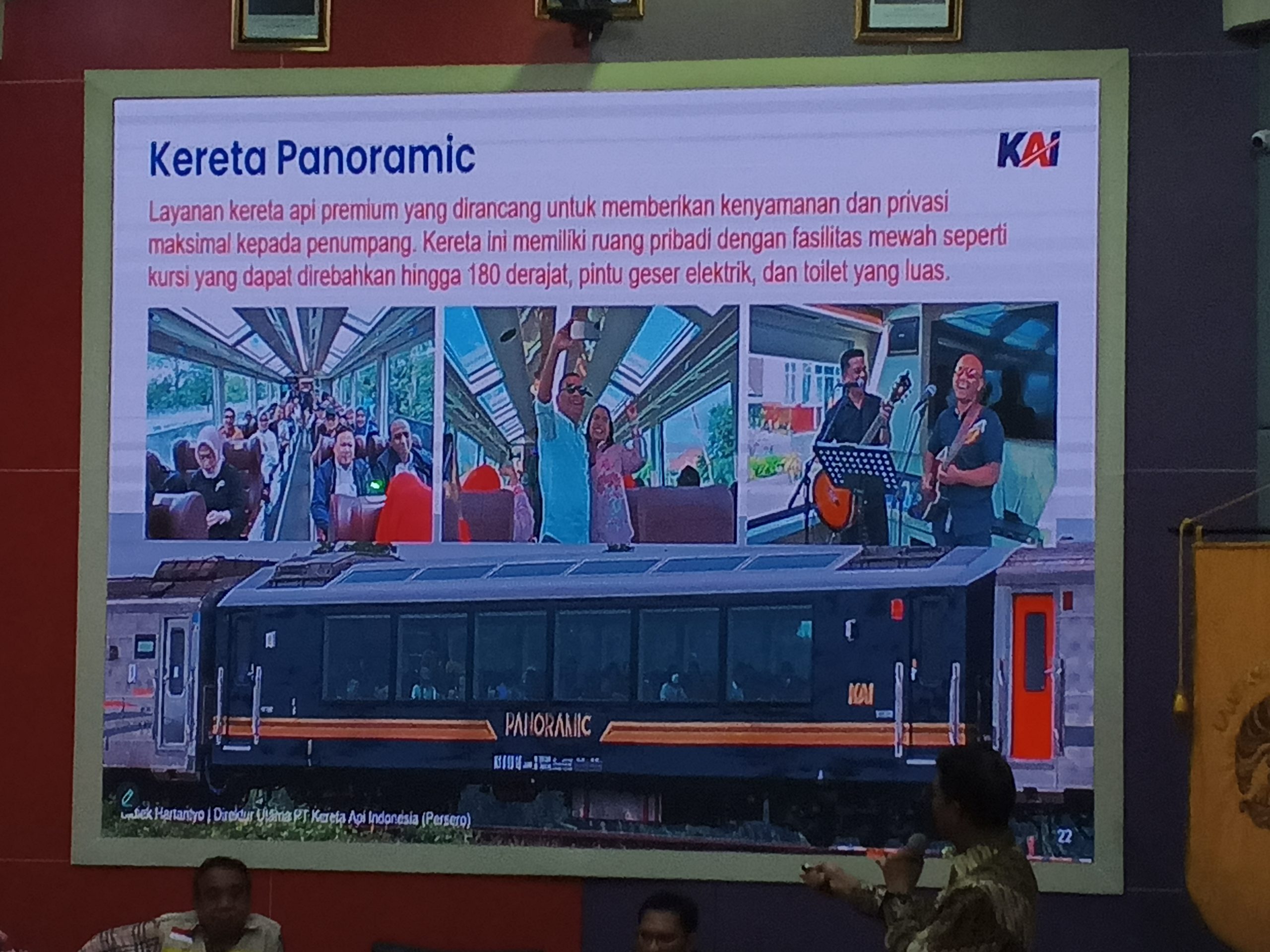 Paparan salindia turut menampilkan inovasi layanan dalam hal sarana yakni Kereta Panoramic. Sejujurnya penulis juga bingung mengapa Didiek Hartantyo tidak menampulkan paparan salindia Kereta Compartemen Suites yang mewah dan berkelas | Foto: RED/ Adrian Falah Diratama