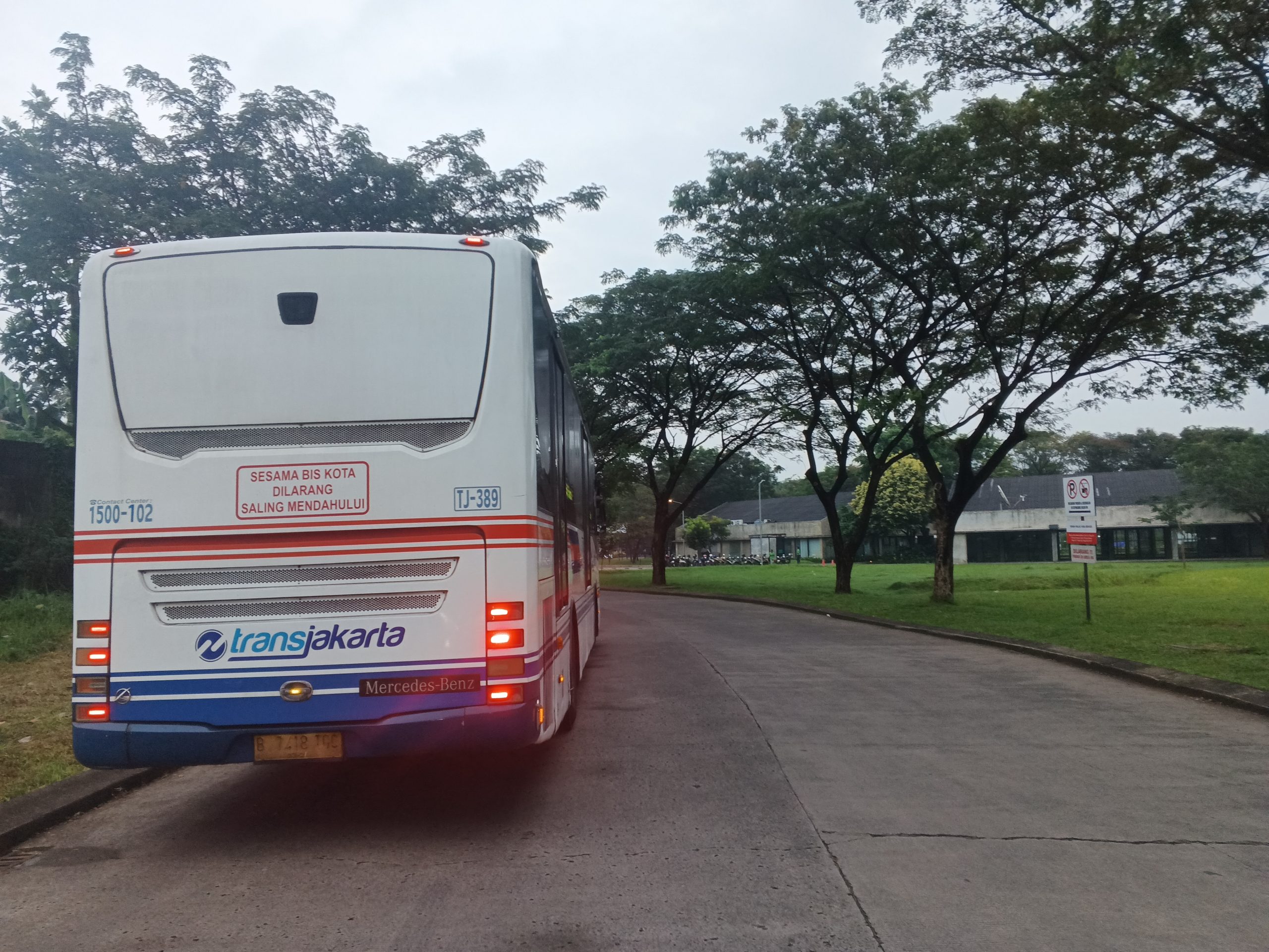 Salah satu bus TransJakarta yang terparkir di sisi kiri jalan dengan nomor lambung TJ-389 | Foto: RED/ Adrian Falah Diratama