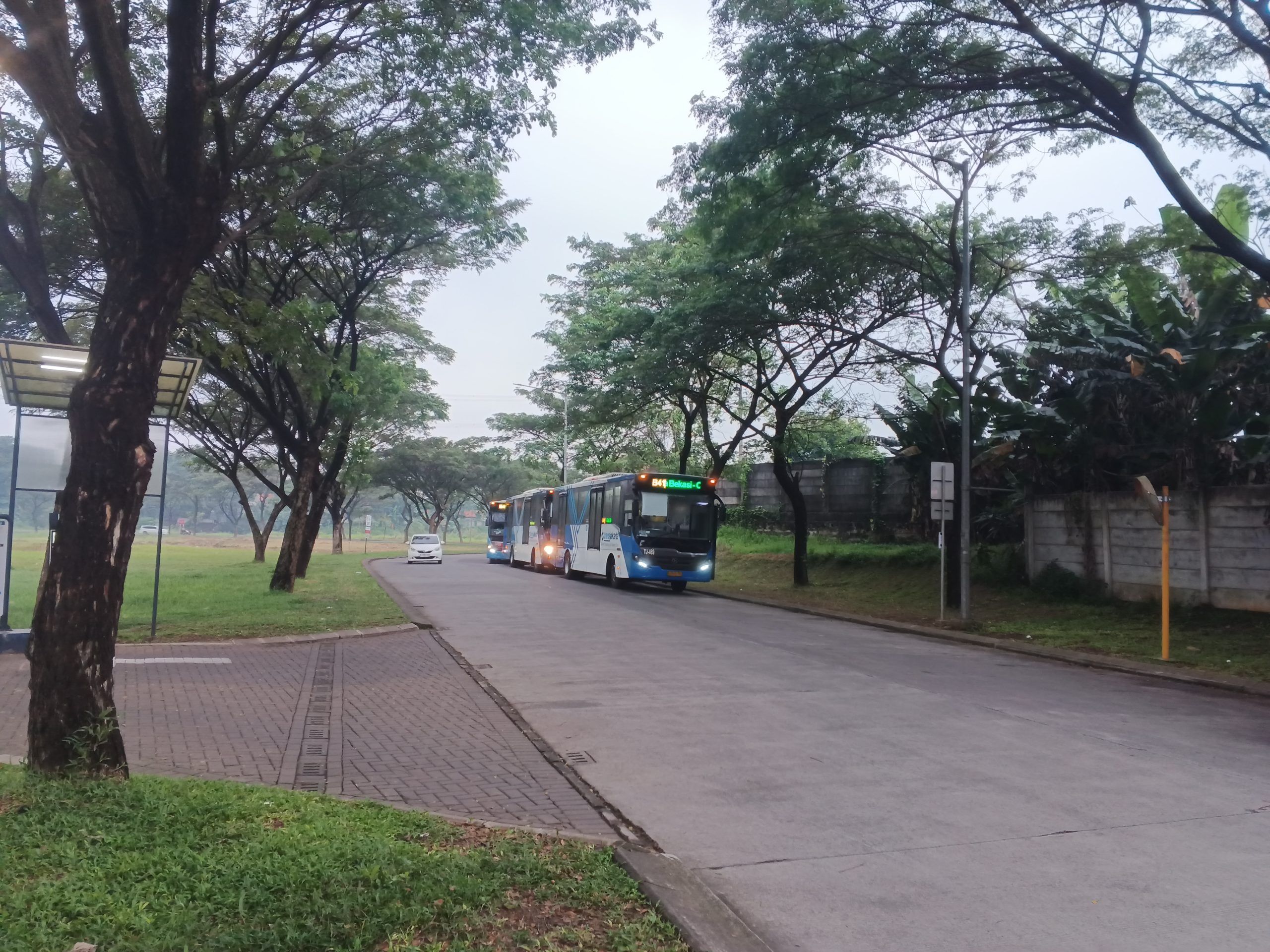 Tiga baris Bus TransJakarta NBRT 41 menunggu giliran mengangkut penumpang | Foto: RED/ Adrian Falah Diratama