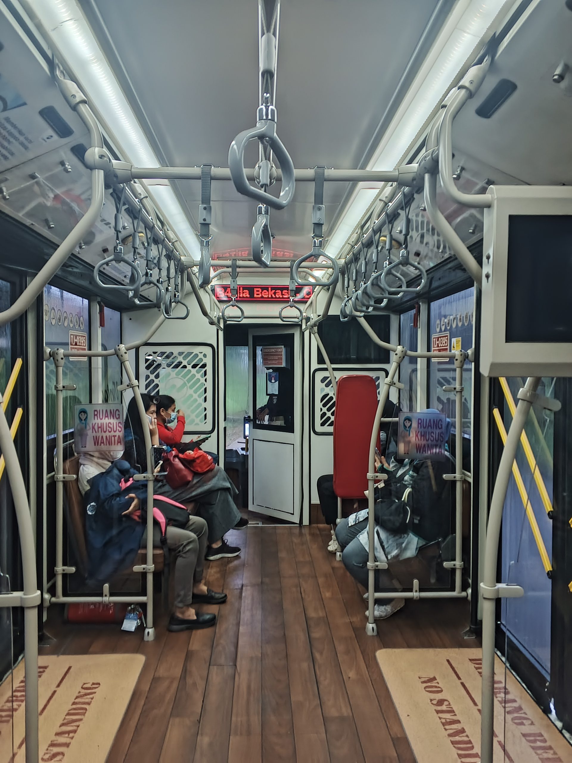 Interior bus bertemakan Vintage | Foto: RED/ Adrian Falah Diratama