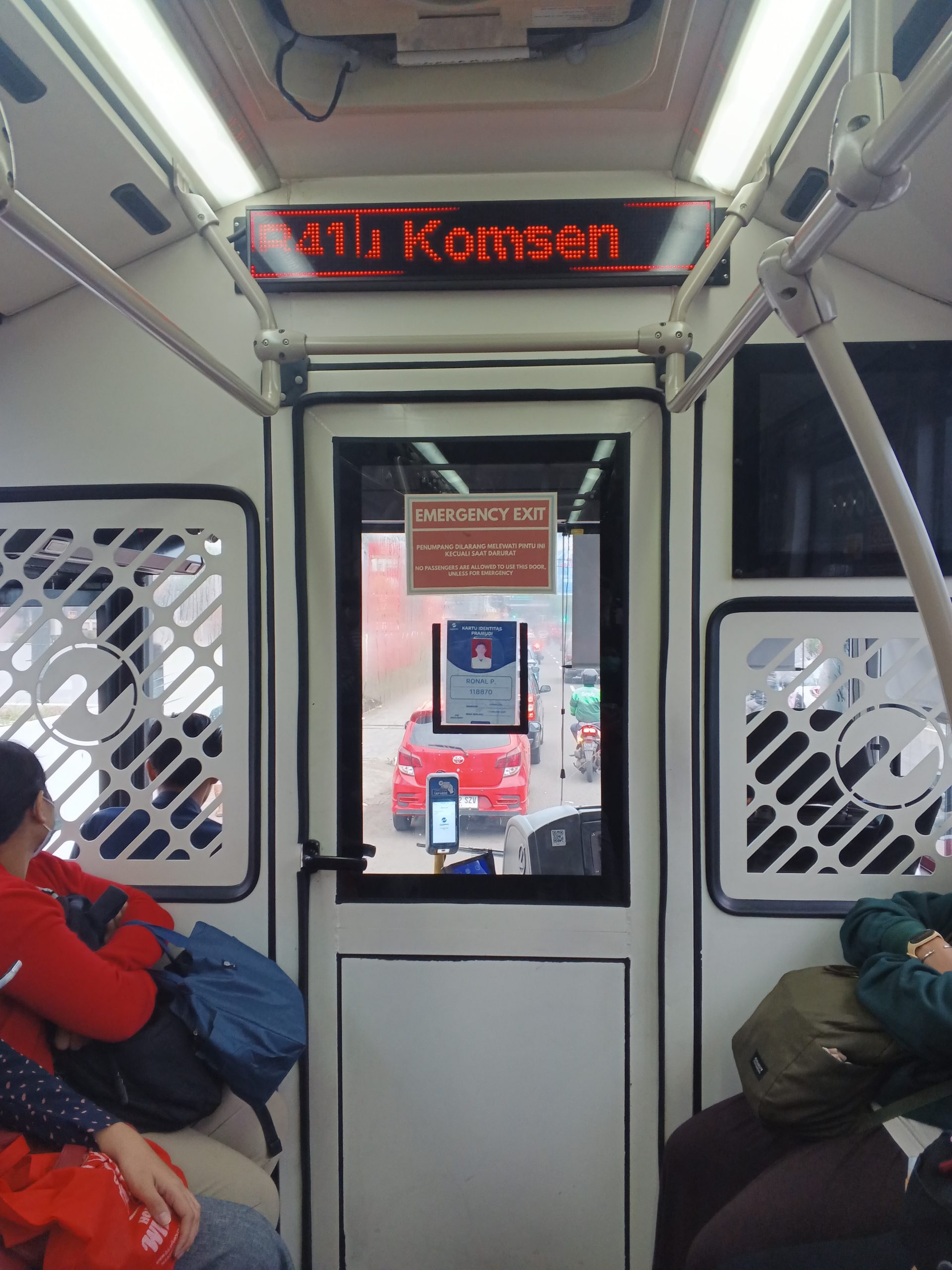Bus berhenti di Bus Stop TransJakarta Komsen | Foto: RED/ Adrian Falah Diratama