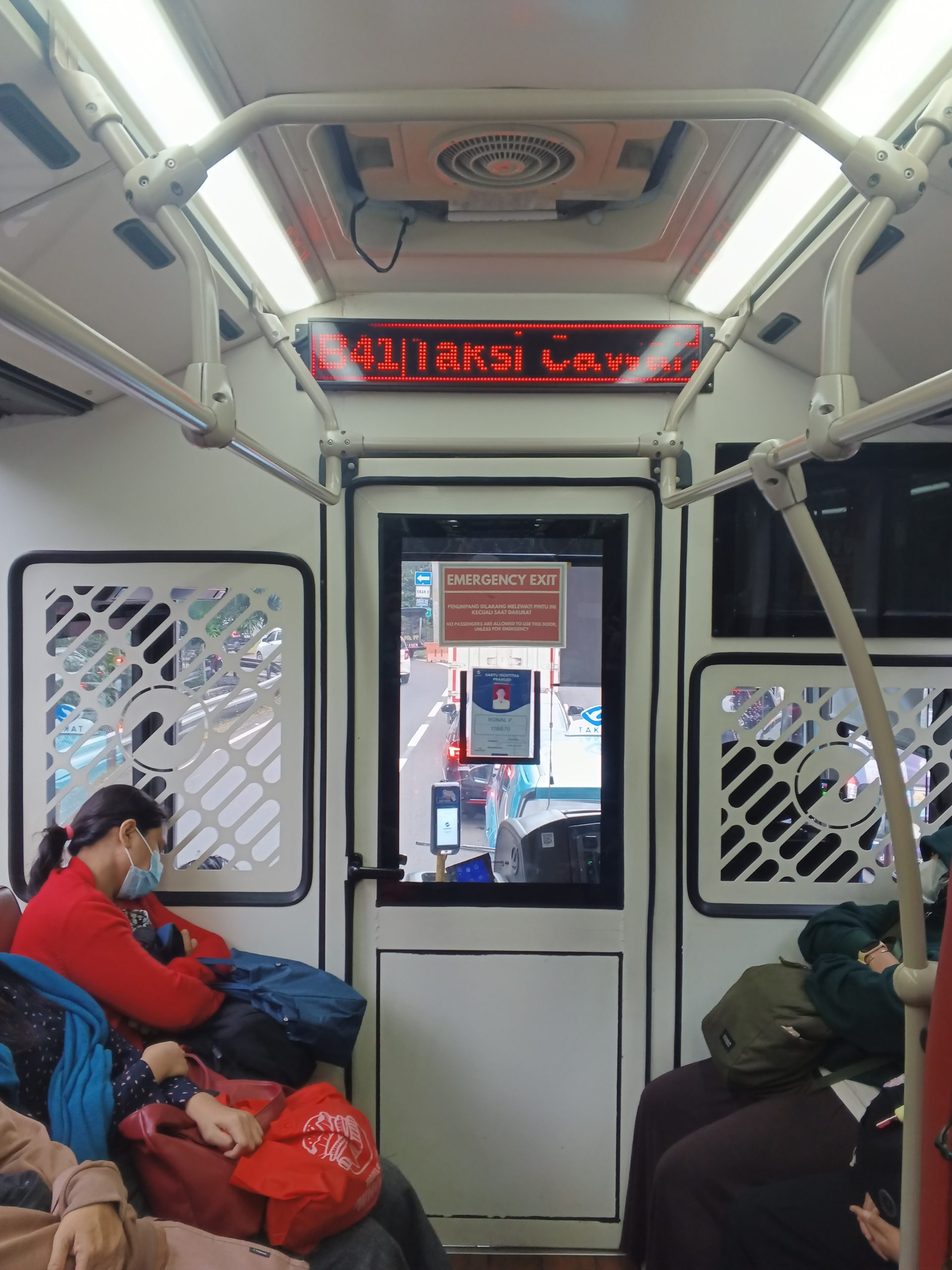 B41 di Bus Stop TransJakarta Cawang | Foto: RED/ Adrian Falah Diratama