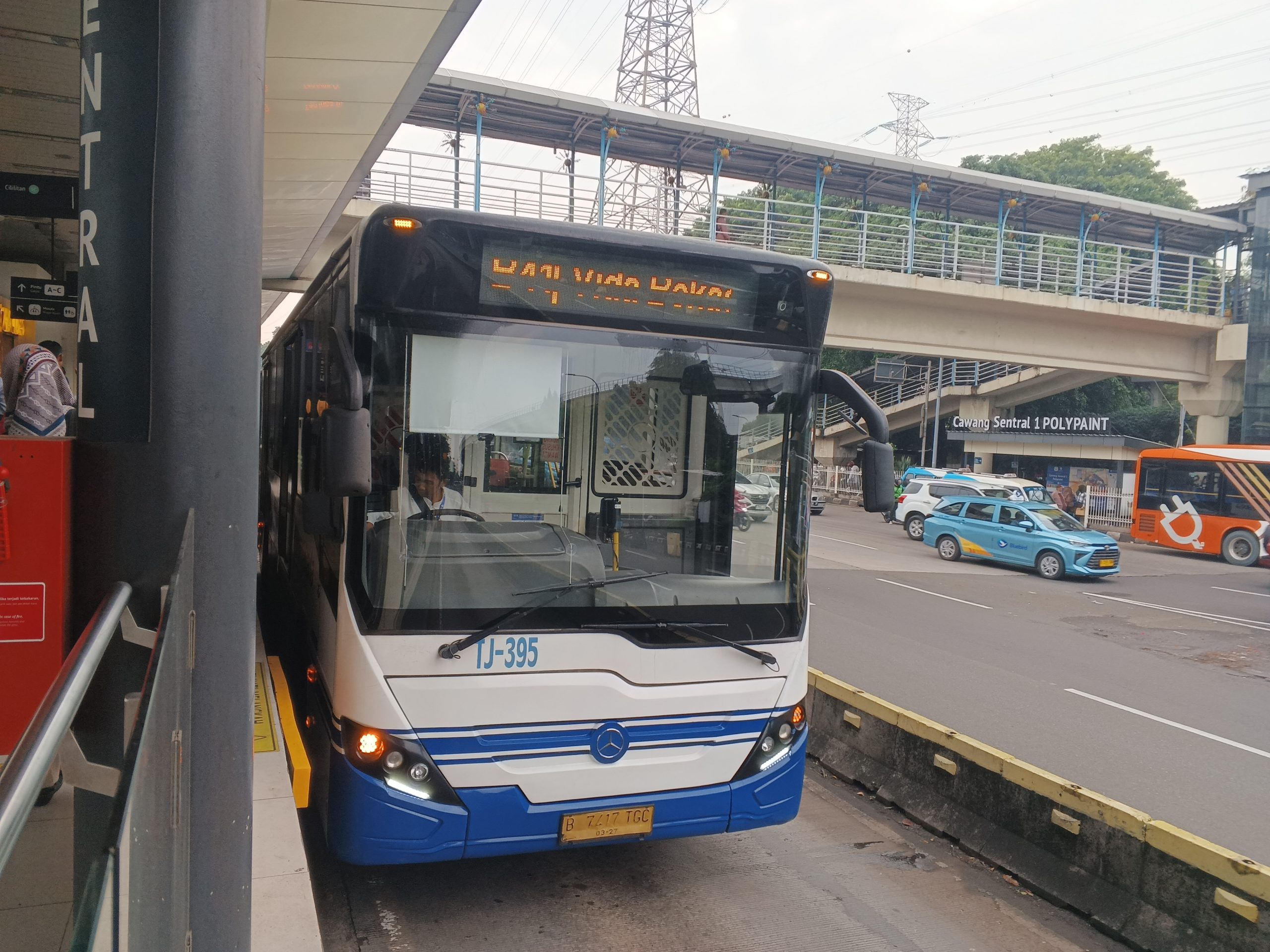 B41 tiba di tujuan akhir Halte TransJakarta Cawang Sentral | Foto: RED/ Adrian Falah Diratama