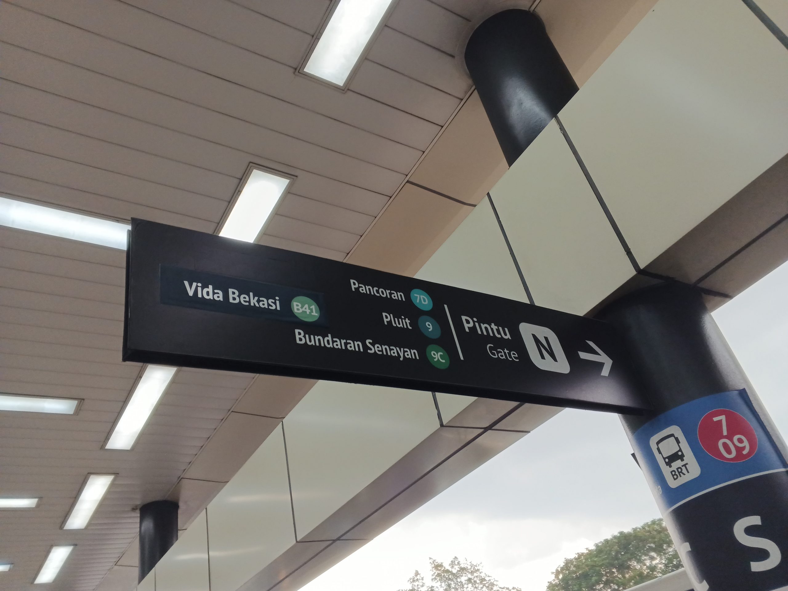 Signage yang menunjukkan 'B41| Vida Bekasi' pada pintu N Halte TransJakarta Cawang Sentral | Foto: RED/ Adrian Falah Diratama