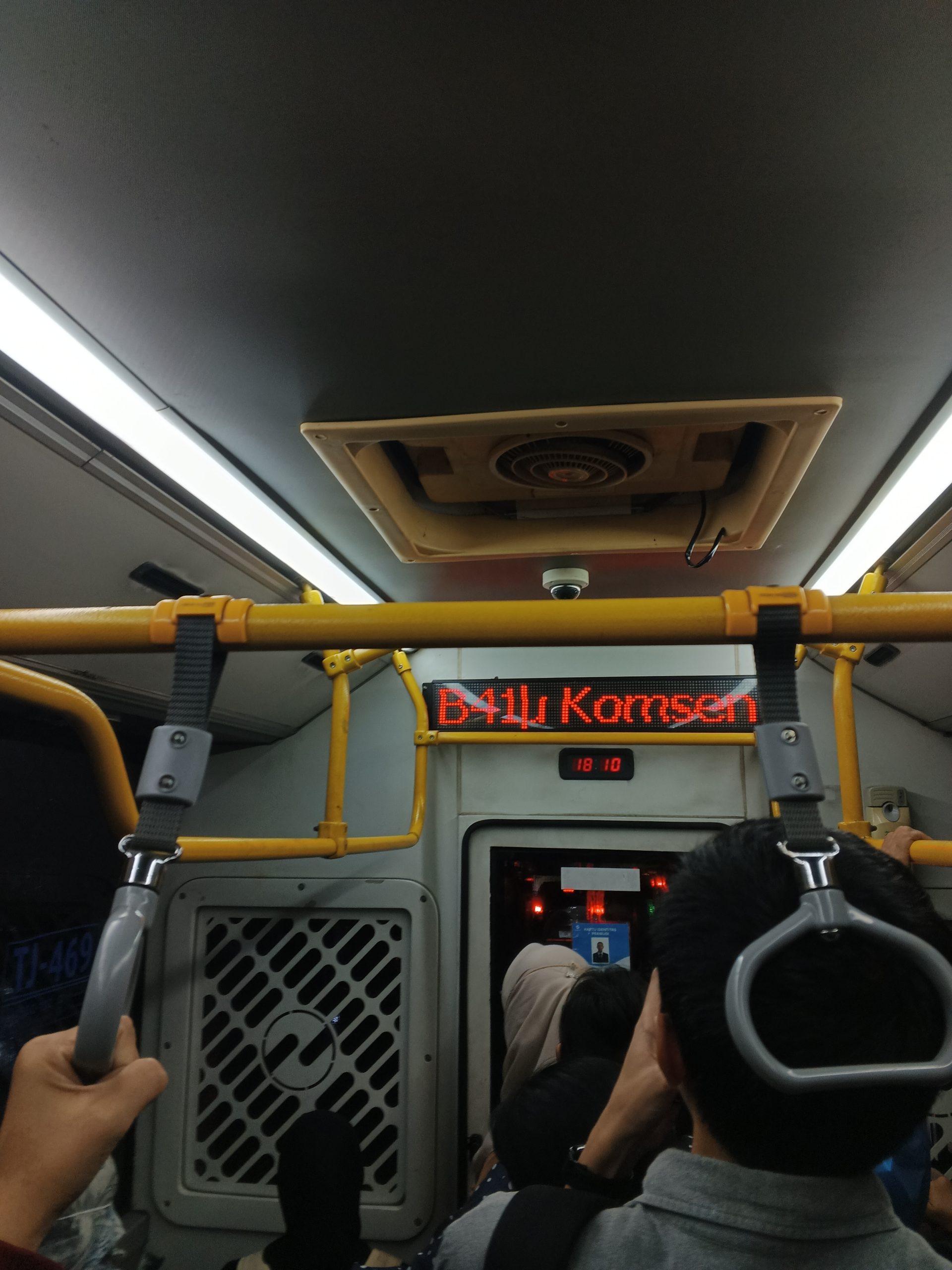 B41 dan antrean penumpang ketika bus akan mencapai Bus Stop TransJakarta Komsen | Foto: RED/ Adrian Falah Diratama