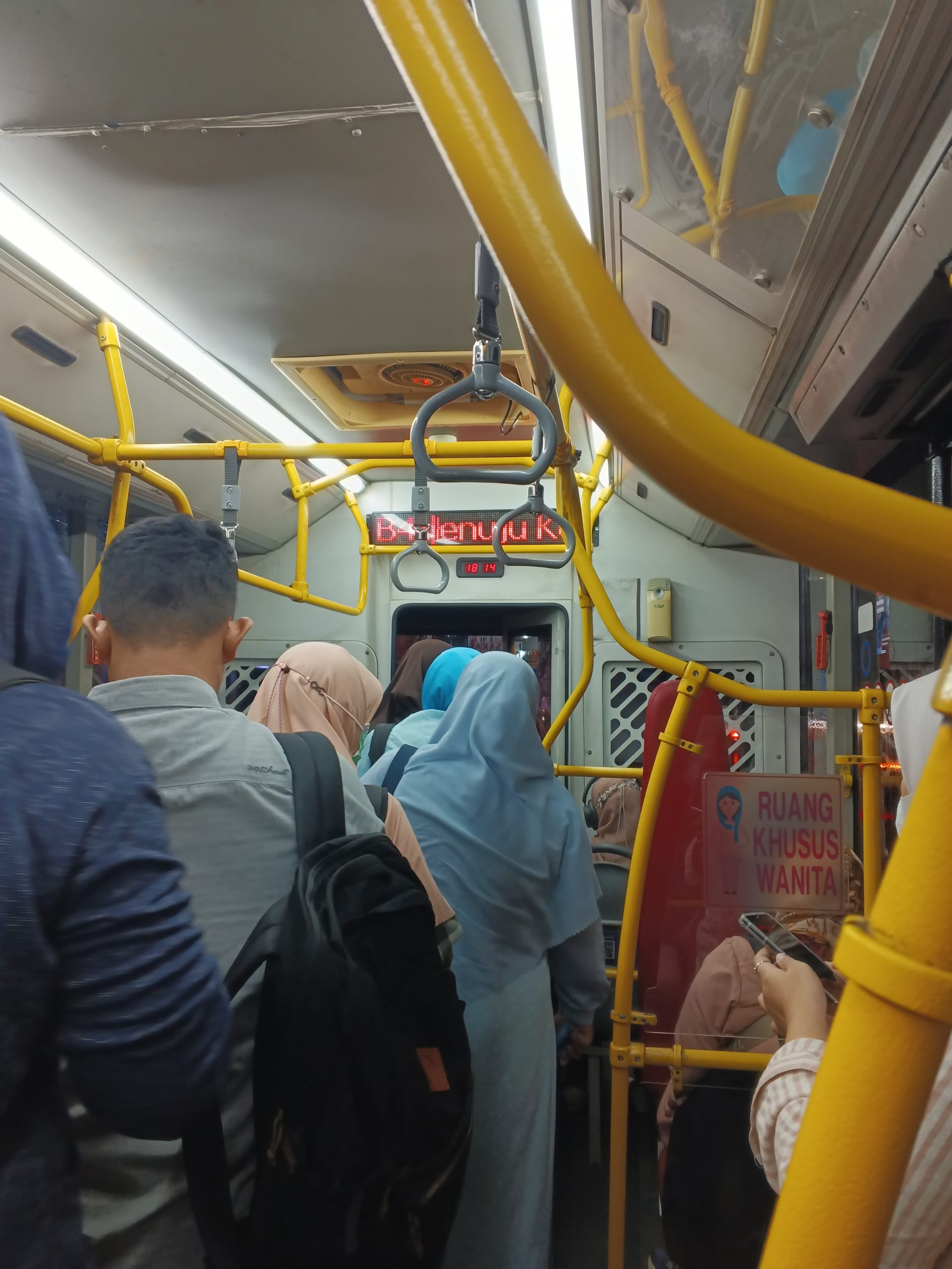 Banyak penumpang mengakhiri perjalanan bersama B41 di Bus Stop TransJakarta Komsen | Foto: RED/ Adrian Falah Diratama