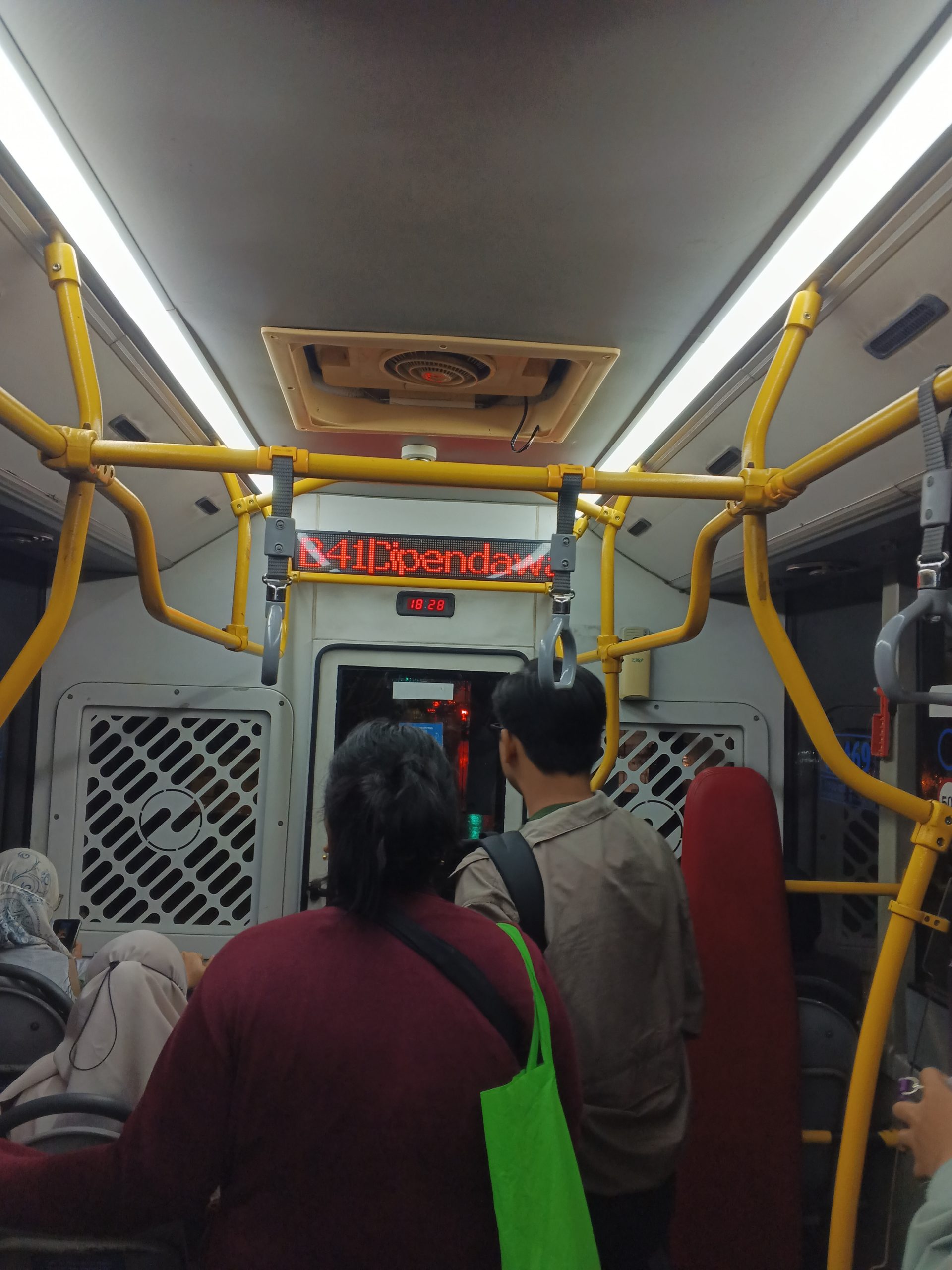 Dua orang penumpang menunggu bus berhenti di Bus Stop Cipendawa | Foto: RED/ Adrian Falah Diratama
