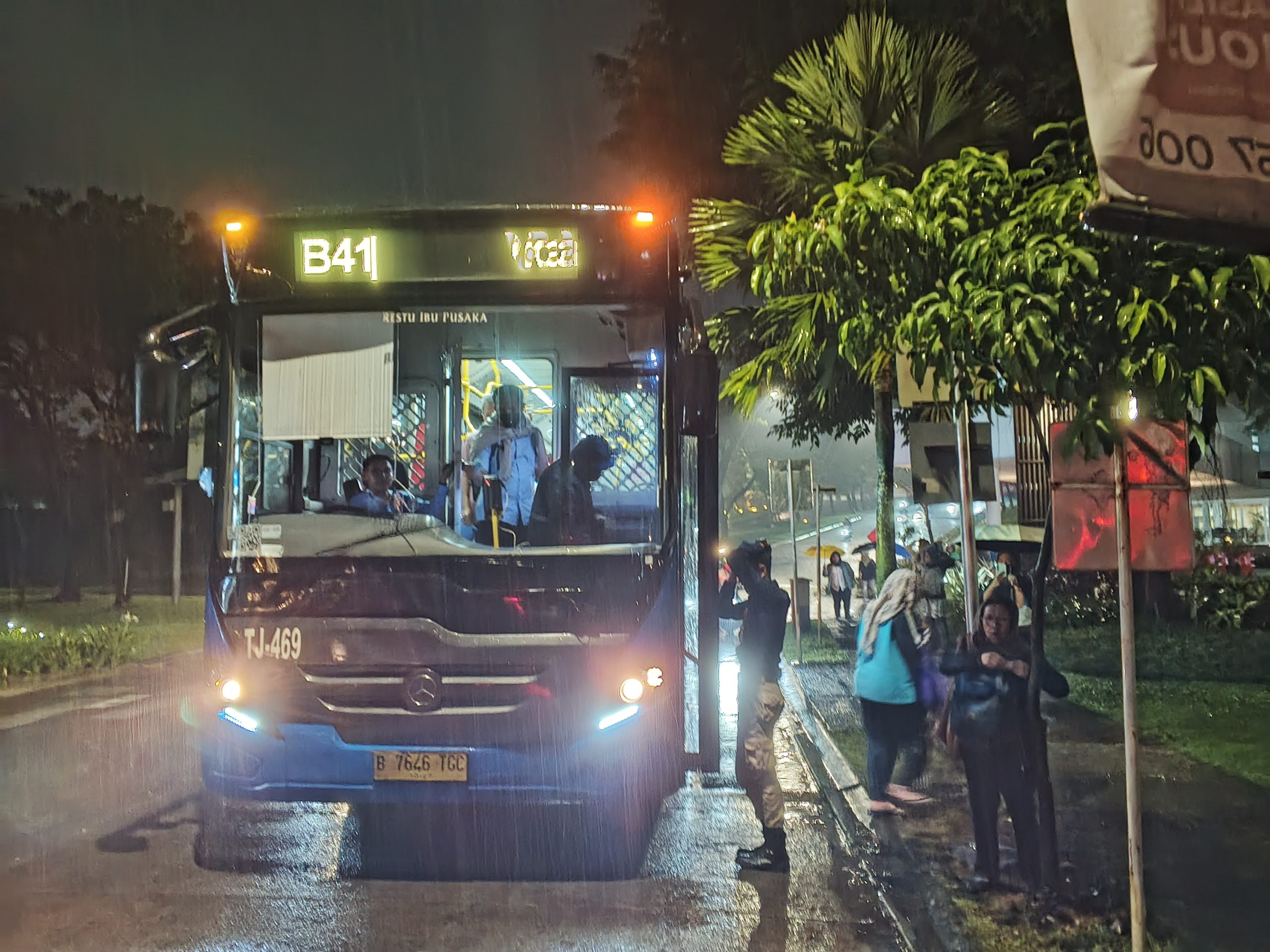 Tidak adanya peneduh hujan pada Bus Stop Marketing Office Vida menyebabkan penulis dan penumpang lain terkena basah hujan deras pasca turun dari bus | Foto: RED/ Adrian Falah Diratama
