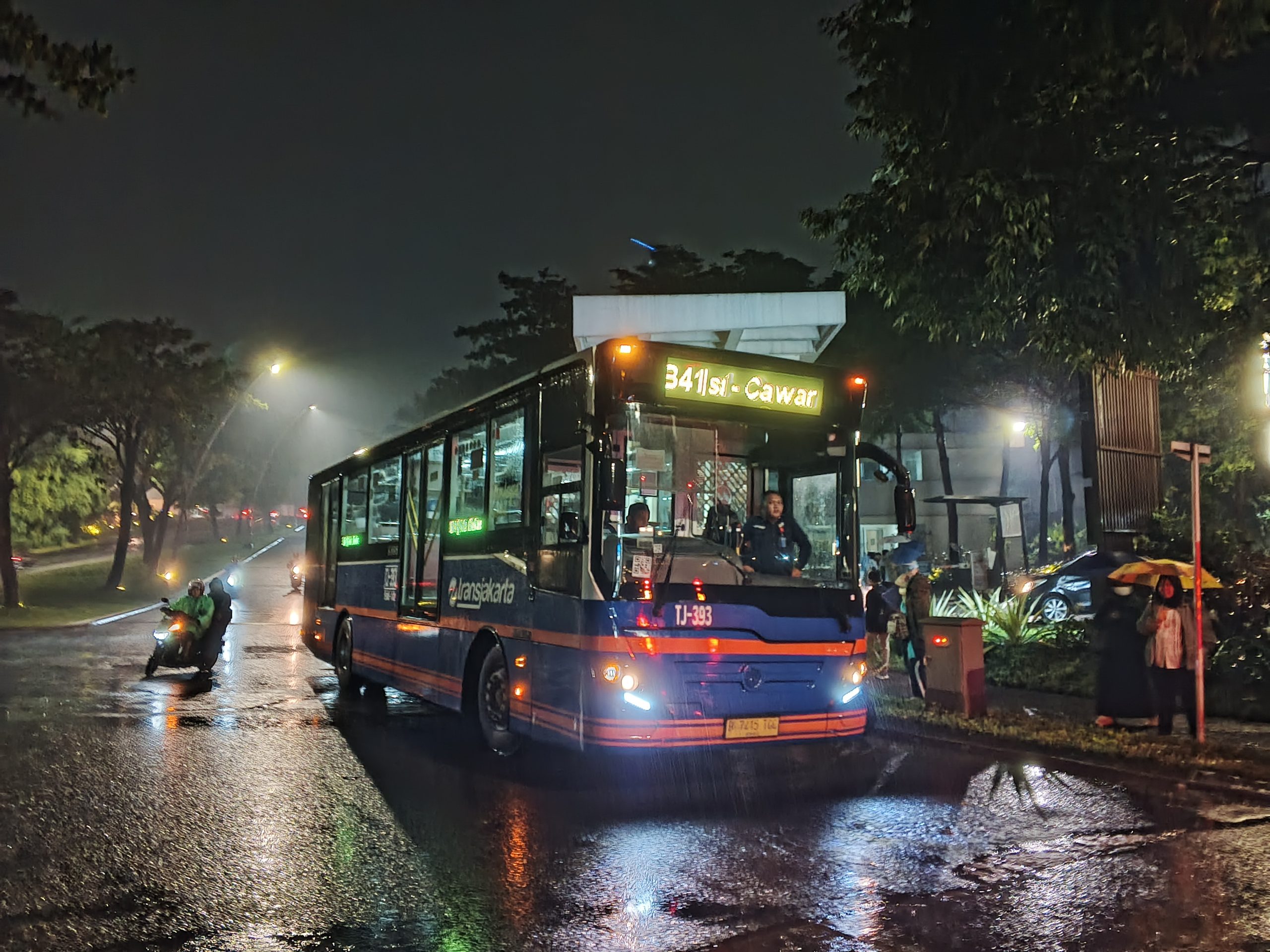 Bagaimana dengan penumpang bus B41 lainnya di belakang bus yang penulis naiki? Ya terkena basah hujan deras pula | Foto: RED/ Adrian Falah Diratama