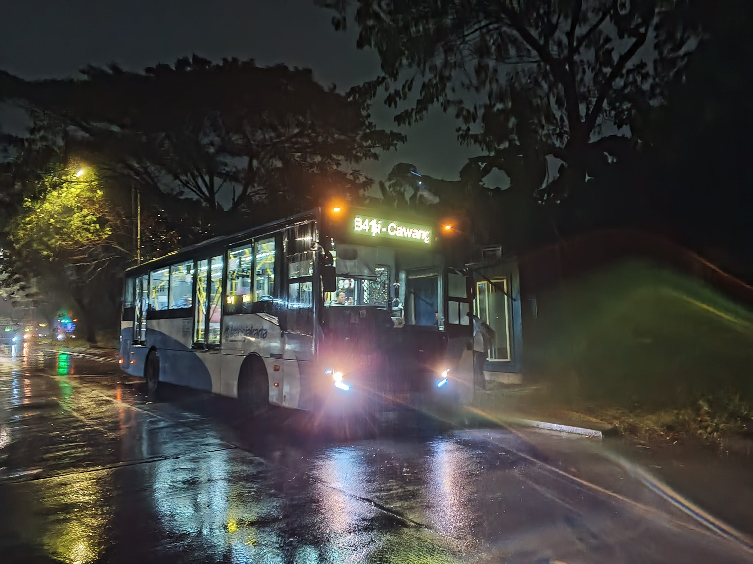 Bagaimana dengan penumpang di titik penaikan atau Bus Stop Seberang Marketing Vida Bekasi? Tetap akan terkena basah hujan karena tiadanya kanopi | Foto: RED/ Adrian Falah Diratama