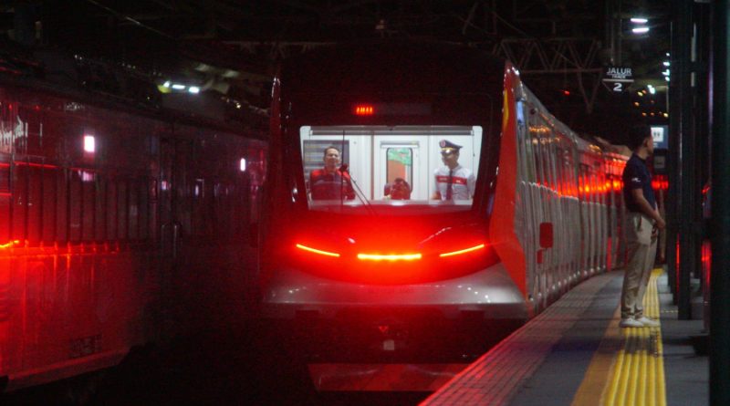 Rangkaian Pertama KRL Seri CLI-125 Resmi Beroperasi Melayani Penumpang