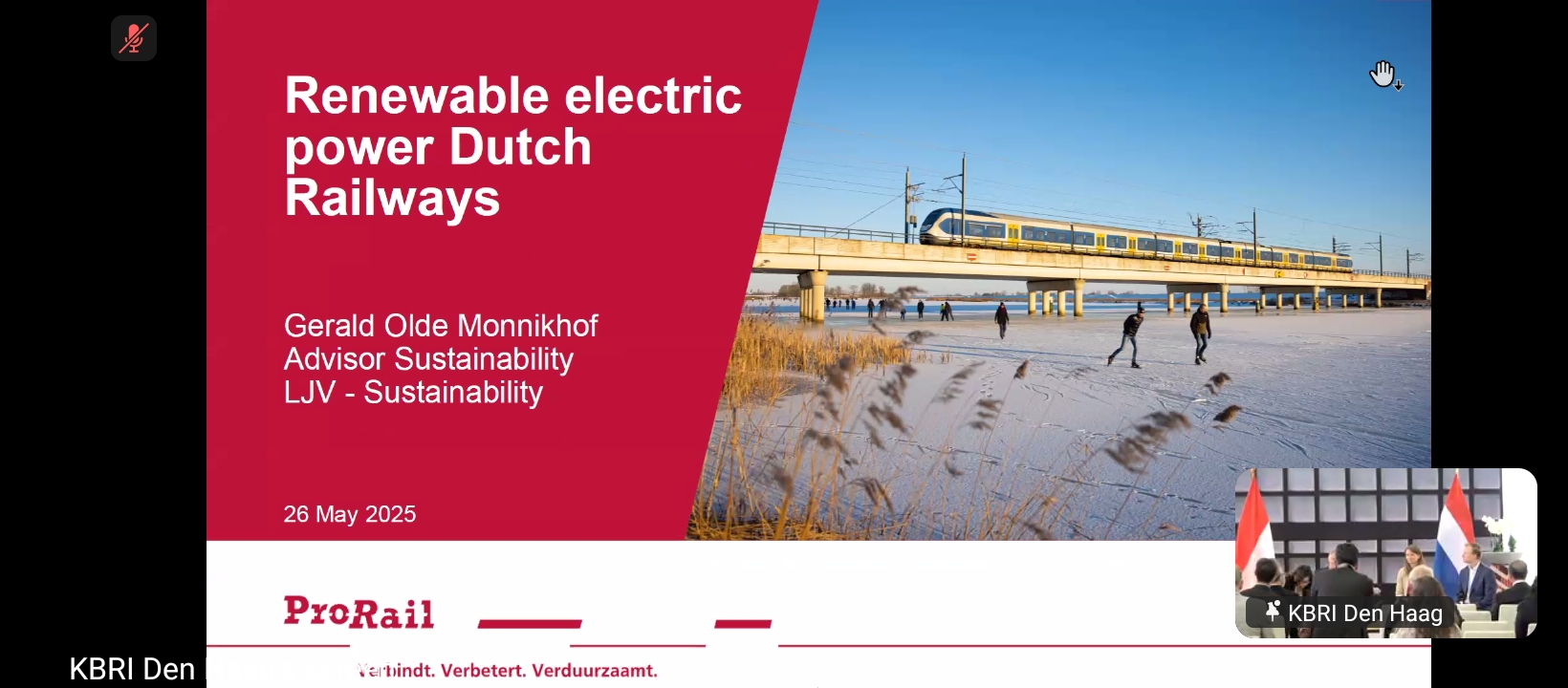 Paparan ProRail berjudul 'Renewable Electric Power Dutch Railways' atau 'Tenaga Listrik Terbarukan Perkeretaapian Belanda'. Di sisi lain, slogan 'Verbindt, Verbetert, Verduurzaamt' bermakna 'Menghubungkan, Meningkatkan, Memberlanjutkan' | Foto: RED/Adrian Falah Diratama