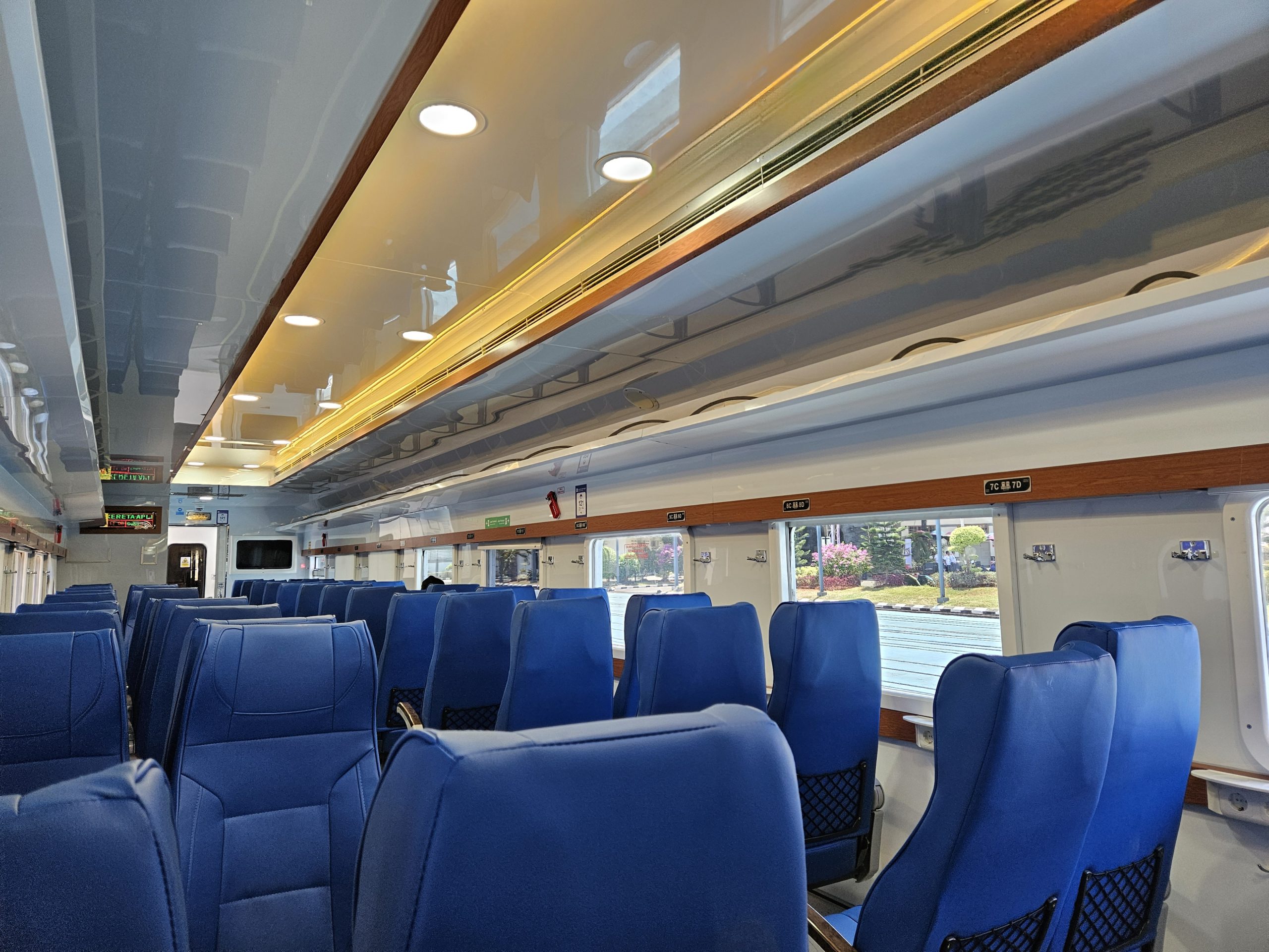 Interior kereta ekonomi modifikasi ala New Generation. | Foto: RED/Farrell Dzaudan
