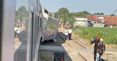 argo bromo anggrek anjlok di stasiun pegaden baru