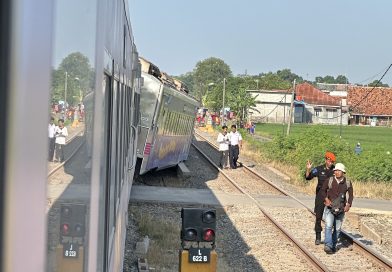 argo bromo anggrek anjlok di stasiun pegaden baru