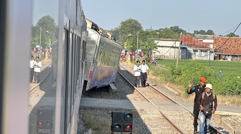 argo bromo anggrek anjlok di stasiun pegaden baru