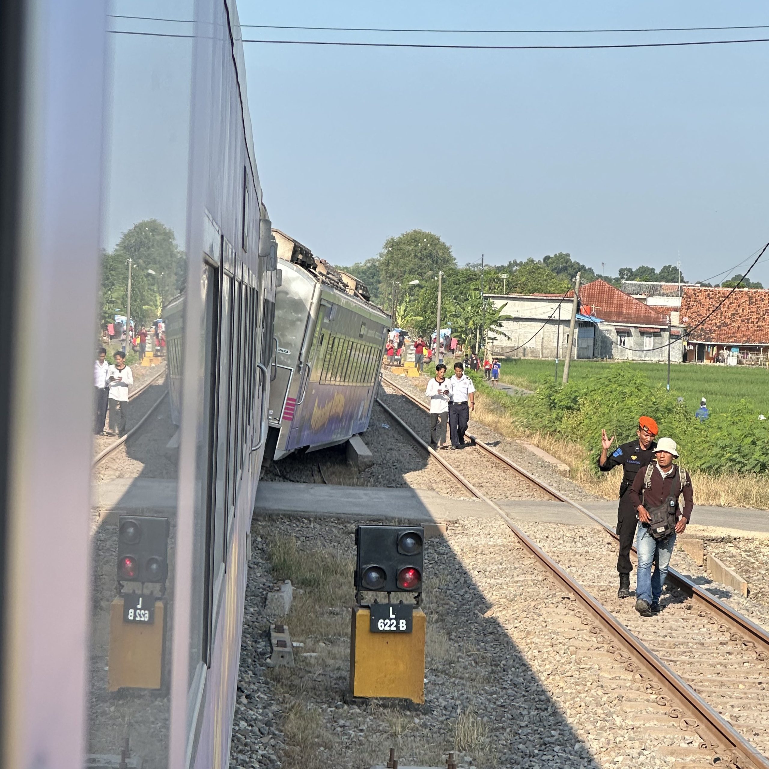 argo bromo anggrek anjlok di stasiun pegaden baru