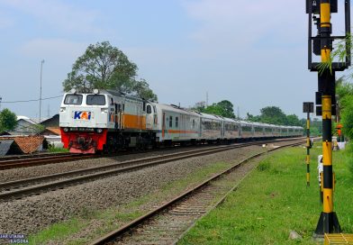 Kereta Api Purwojaya Melintas Langsung di Stasiun Kedunggedeh. | Foto: RED/Ikko Haidar Farozy.
