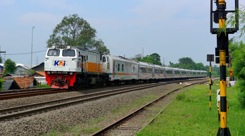 Kereta Api Purwojaya Melintas Langsung di Stasiun Kedunggedeh. | Foto: RED/Ikko Haidar Farozy.