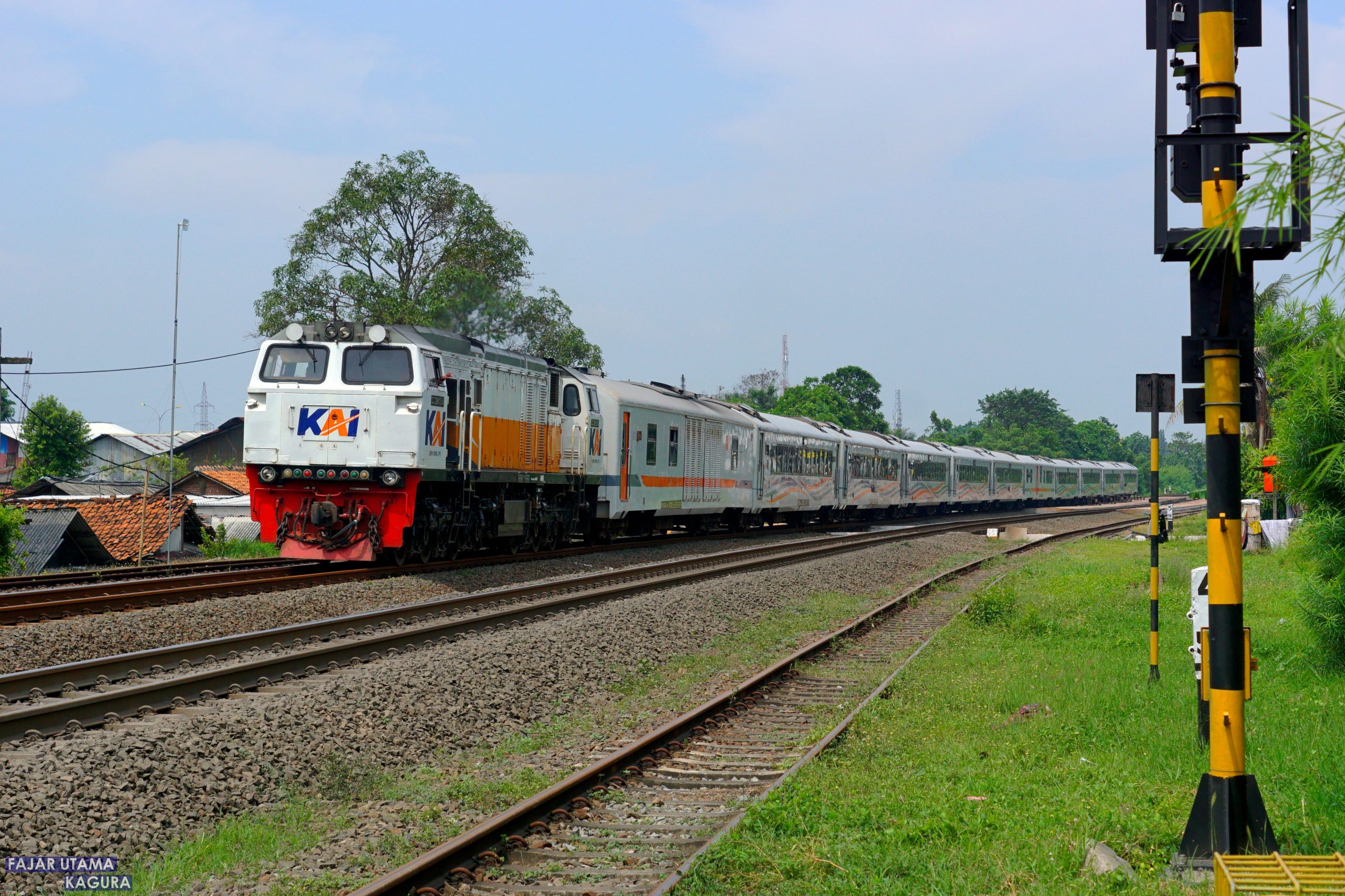 Kereta Api Purwojaya Melintas Langsung di Stasiun Kedunggedeh. | Foto: RED/Ikko Haidar Farozy.