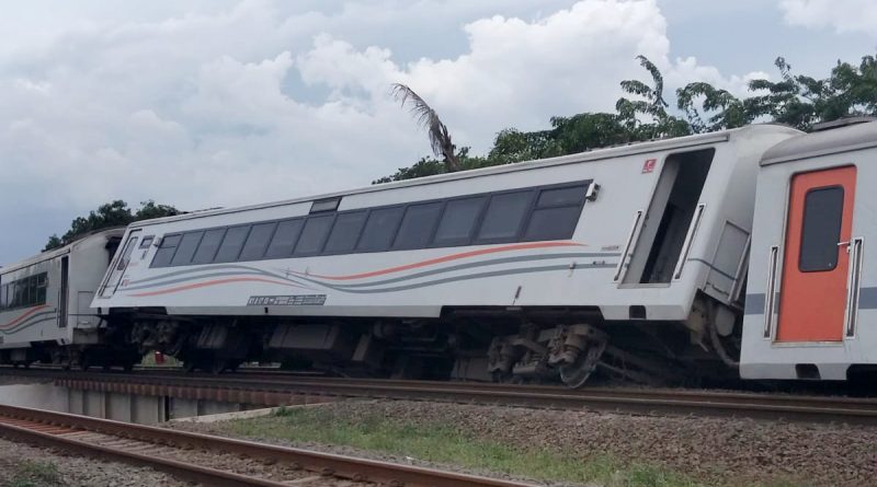Salah Satu Kereta dari KA Purwojaya Fakultatif yang Tergelincir. | Foto: Istimewa