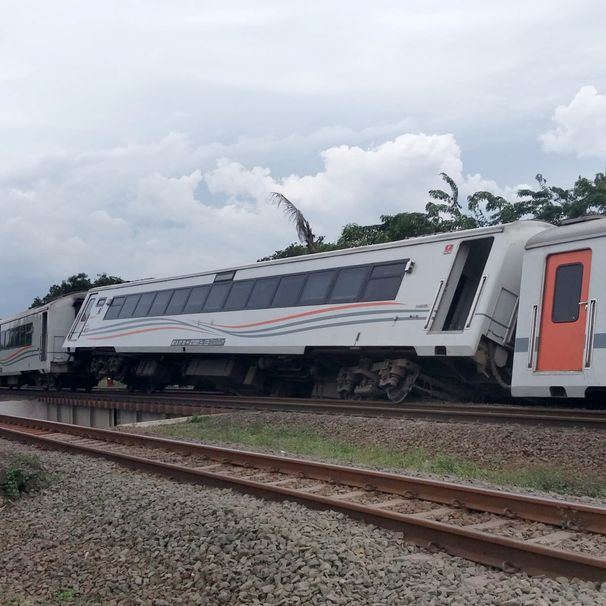 Salah Satu Kereta dari KA Purwojaya Fakultatif yang Tergelincir. | Foto: Istimewa