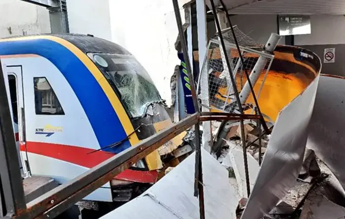 Kereta Komuter KTM Tabrak Sepur Badug di Butterworth