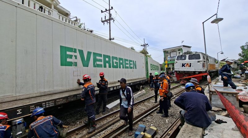 KA Angkutan Petikemas Anjlok di Pasarturi, Lalu Lintas Terganggu