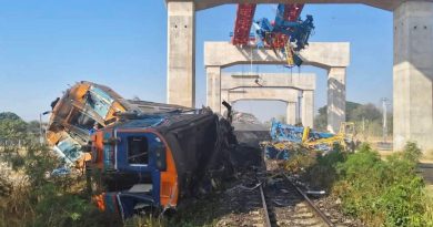 Kereta Penumpang Tertimpa Crane di Thailand