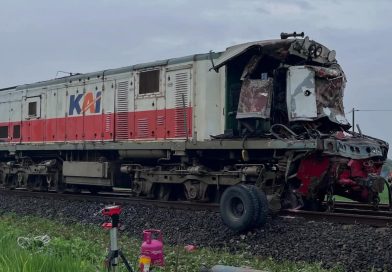 KA Menoreh Tabrakan dengan Truk di Cirebon