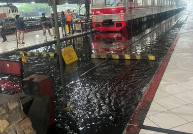 Banjir Rendam Jakarta, Perjalanan Commuter Line dan TransJakarta Terhambat