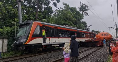 KA Bandara Soetta Tabrakan Dengan Truk di Poris