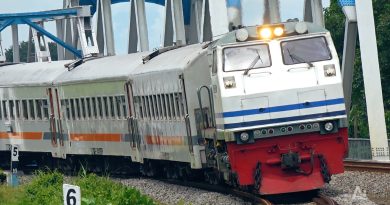 Kereta Api Pasundan Tambahan di Tiber Kertosono. Foto: RED/Alifiardi Maulana