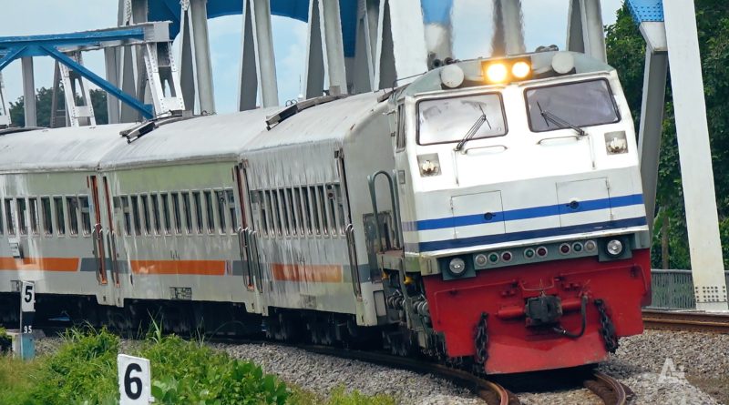 Kereta Api Pasundan Tambahan di Tiber Kertosono. Foto: RED/Alifiardi Maulana