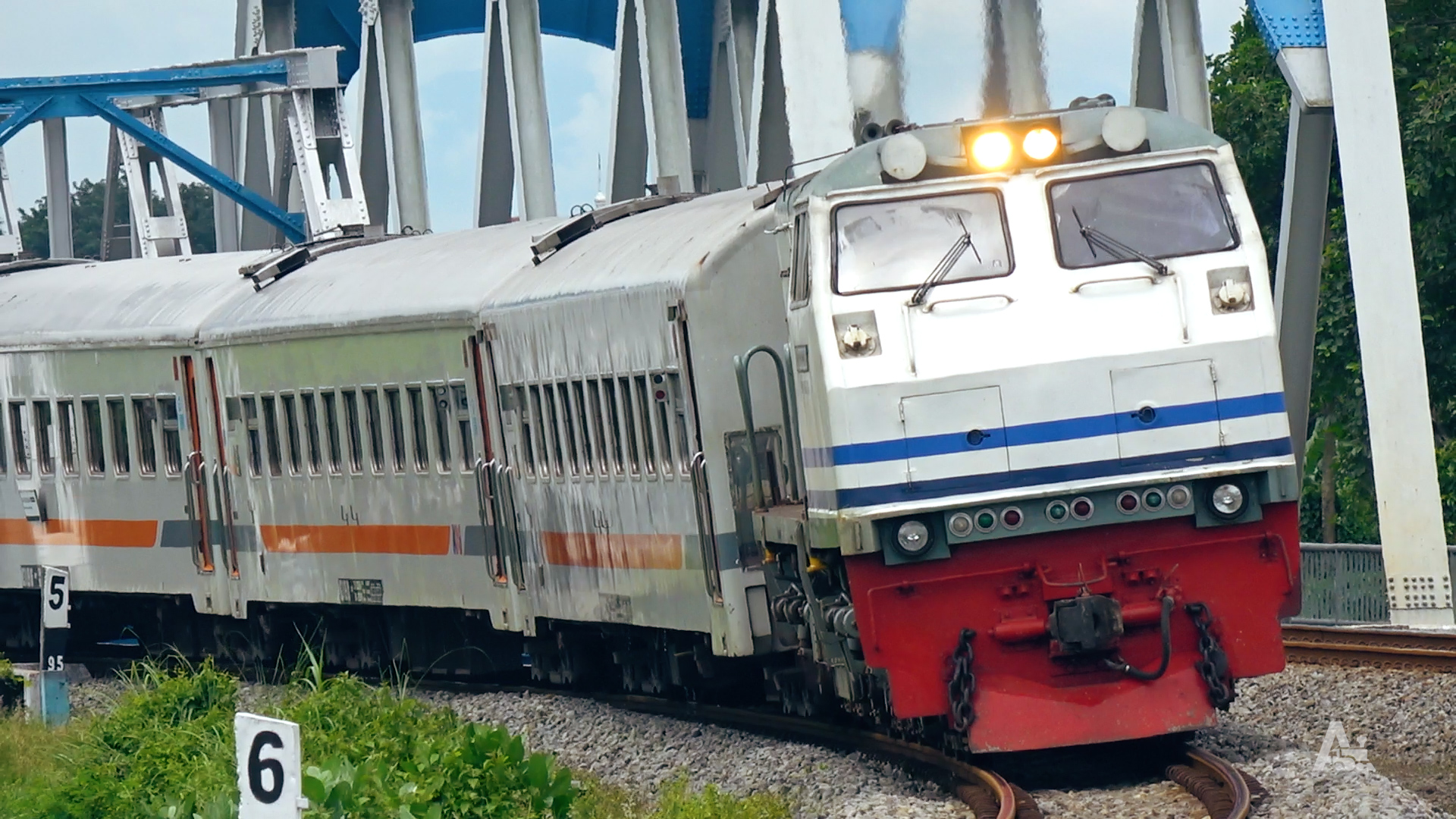 Kereta Api Pasundan Tambahan di Tiber Kertosono. Foto: RED/Alifiardi Maulana