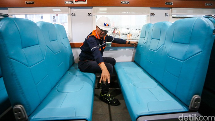 Tampilan Kursi Ekonomi Kerakyatan Jika Berhadapan. Foto: Gilang Faturahman via DetikFoto