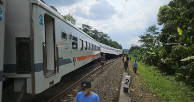 KA Bangunkarta “Ngedrift” di Bumiayu