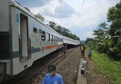 KA Bangunkarta “Ngedrift” di Bumiayu