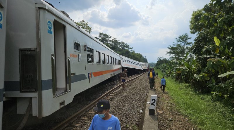 KA Bangunkarta “Ngedrift” di Bumiayu