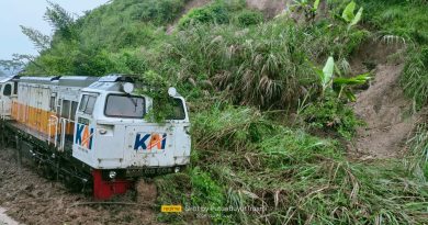 KA Ciremai Terkena Longsor di Sasaksaat