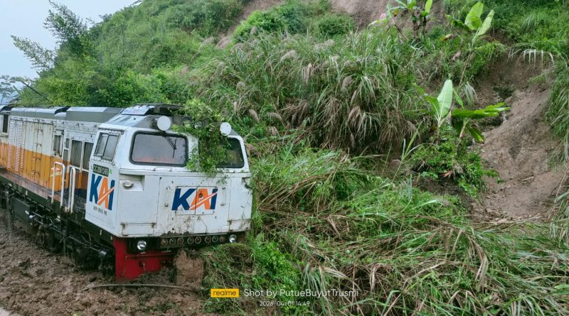 KA Ciremai Terkena Longsor di Sasaksaat